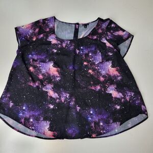 1X TORRID CELESTIAL PURPLE PINK BACK BUTTON OUTER SPACE SHORT SLEEVE BLOUSE TOP
